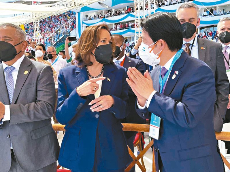 副總統賴清德（右）與美國副總統賀錦麗（中）曾在在宏都拉斯新總統就職典禮「巧遇」；兩人交談約30秒，促成台美現任副總統首次互動。本報資料照片