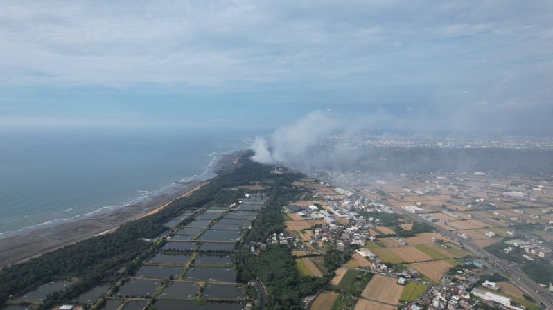 新竹縣新豐鄉垃圾掩埋場昨晚間發生火警，當時大火發生時，風往海面吹、氣流向上升，今天風已轉向往陸地吹。圖／讀者提供
