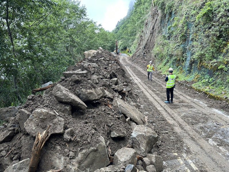 台21線信義鄉塔塔加路段6月底出現大規模邊坡坍方，同地點昨天下午又坍方。圖為6月27日坍方現場。圖／公路總局提供 黑中亮