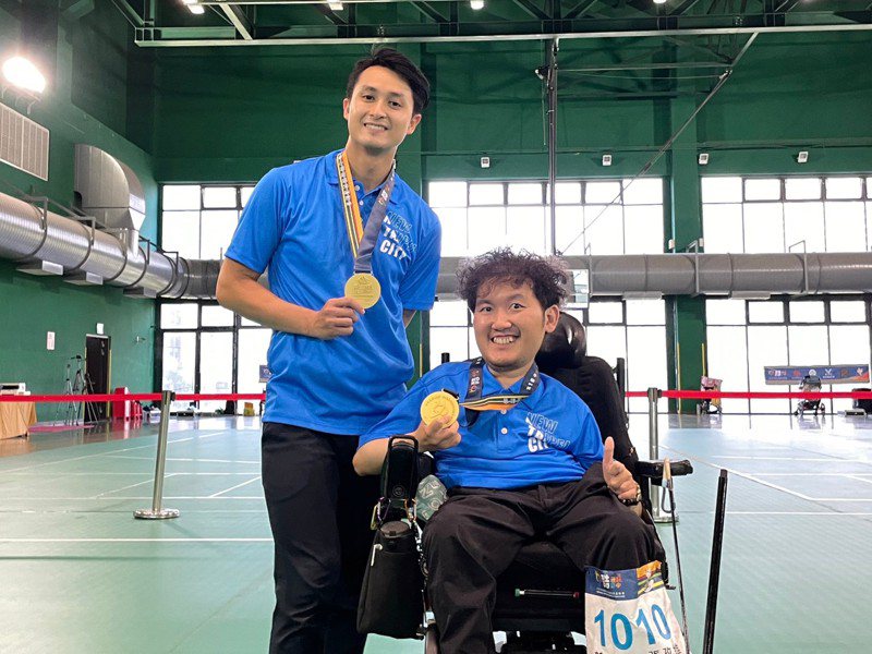 張孜維（右）與教練胡家榮合作  去年摘下全國身心障礙國民運動會的金牌。圖／新北市社會局提供