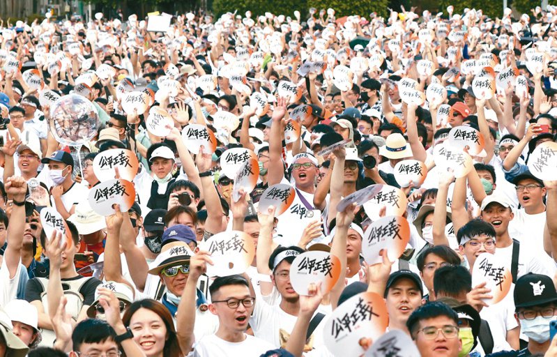 16日舉行的「公平正義救台灣」活動，近萬民眾無懼酷暑湧入凱道前，表達這些年來對執政當局的不滿。 聯合報資料照片  記者陳正興／攝影