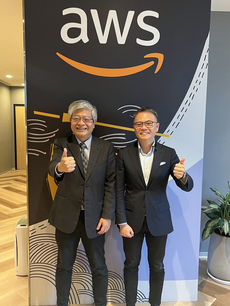 數位轉型學院院長詹文男與亞馬遜網路服務公司（AWS, Amazon Web Services）臺灣暨香港分公司總經理王定愷。數位轉型學院／提供