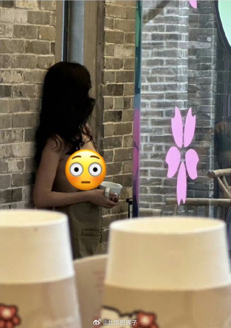 網路瘋傳一組咖啡廳辣妹照片，只見女主角上半身僅靠一件圍裙遮羞。圖／取自微博