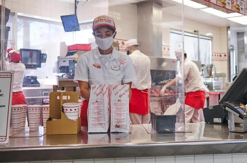 總部位在美國加州的知名漢堡連鎖店In-N-Out Burger的客戶服務代表18日證實，該公司未來將禁止其五個州的門市員工佩戴口罩，除非獲得醫師證明。圖取自紐約時報