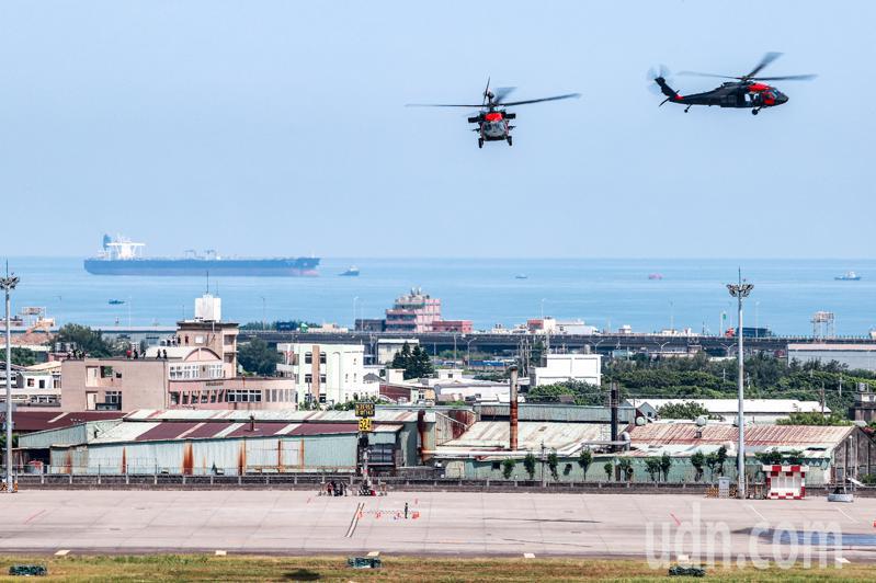 紅軍直升機空降將士兵送至機坪後，迅速升空離場。記者黃仲明／攝影