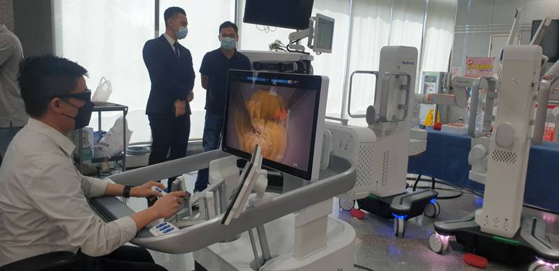 童綜合醫院今天舉辦「華人國家率先執行Hugo手術 台灣醫療新里程碑 尖端技術分享」記者會，現場展示新型儀器。記者游振昇／攝影