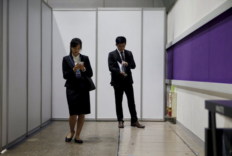 兩位應徵工作的南韓年輕人，正在等候面談。路透