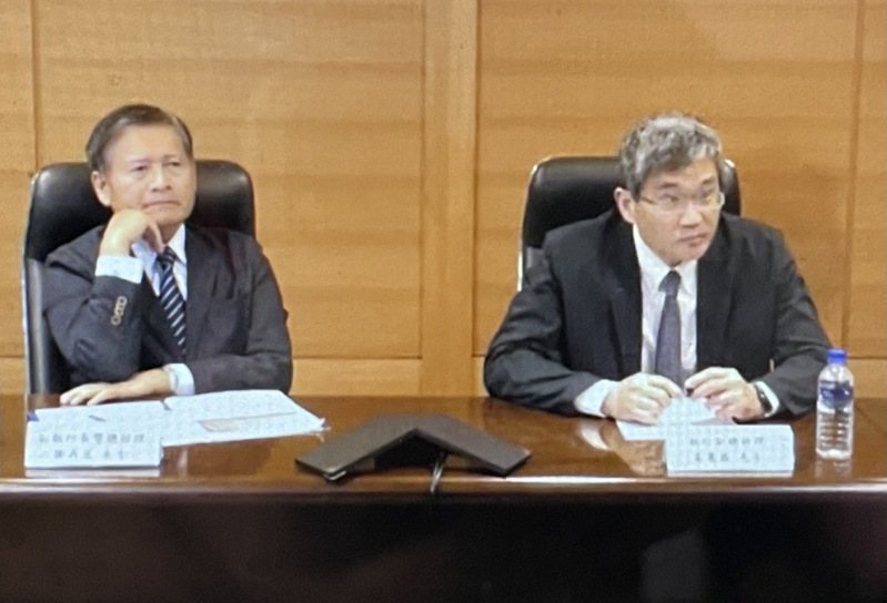 力積電總經理謝再居（左）及執行副總朱憲國今日共同主持線上法說會。記者簡永祥/攝影