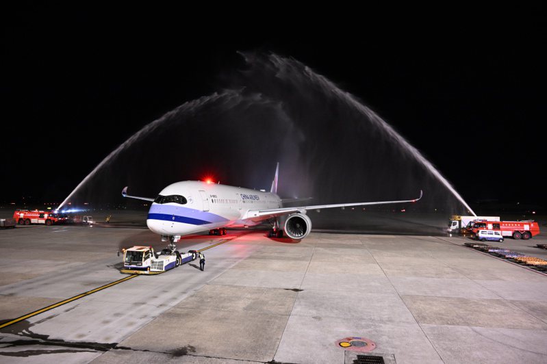 歡慶首航，布拉格瓦茨拉夫·哈維爾國際機場也舉辦慶祝儀式，以傳統灑水儀式喜迎班機抵達。圖／華航提供