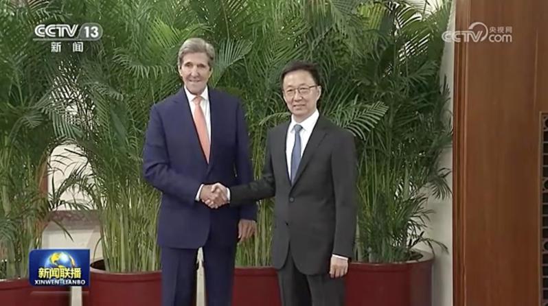 大陸國家副主席韓正（右）19日上午與美國氣候特使柯瑞（左）會面。（截取自央視）