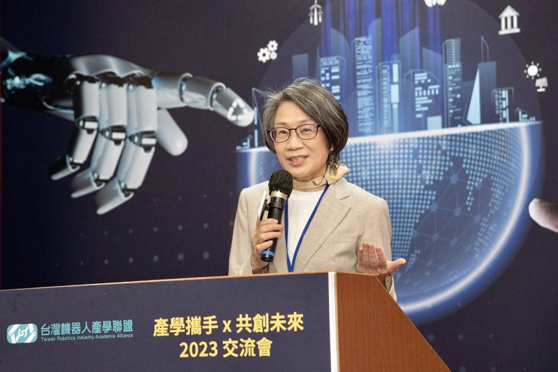 蔡惠卿表示，上銀機器手臂有免費線上模擬軟體，是學校教育推廣最佳首選。台灣機器人產學聯盟提供