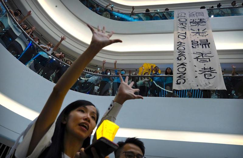 2019年反送中的民眾，在香港各處聚集合唱《願榮光歸香港》。（美聯社） 賴錦宏