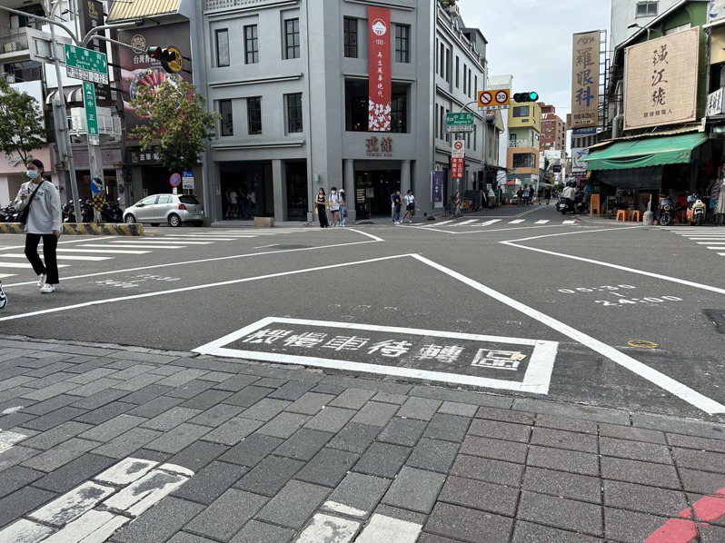 台南市進行路口行穿線改善，在國華街和中正路出現「超迷你待轉格」，引發熱議。圖／市議員林依婷提供