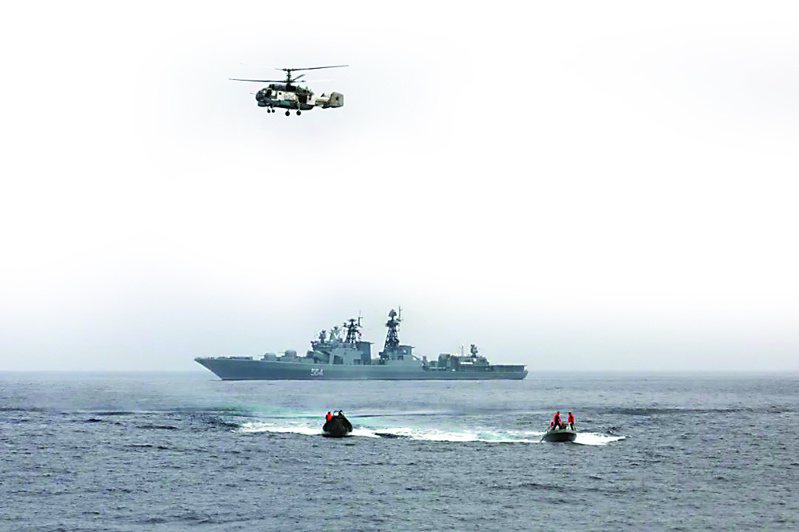 中俄水面艦艇参演兵力抵達聯合演習區後以直升機進行人員換乘。  環球網