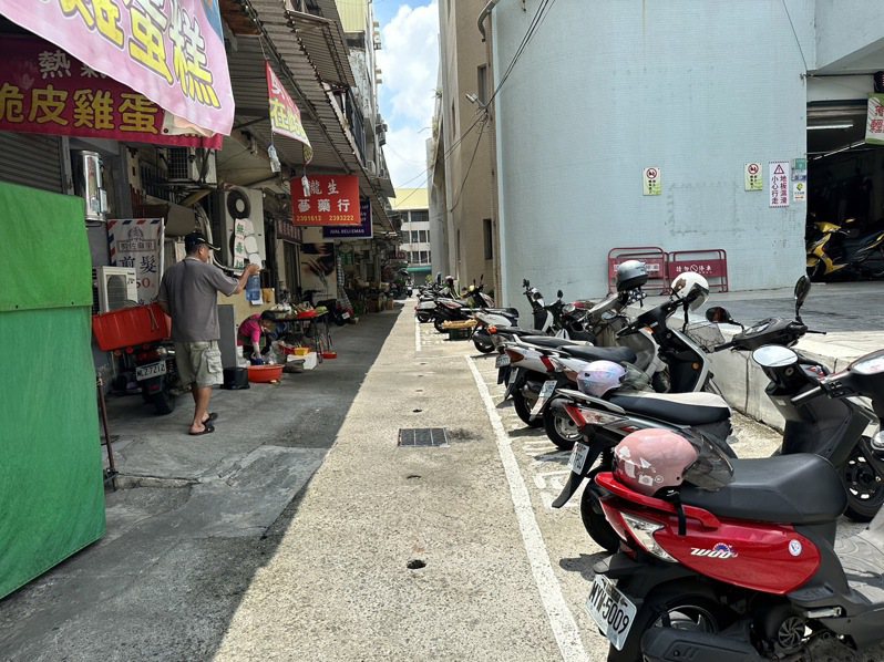 台南市府市場處表示，短期會每周進行兩次清淤。長期會重新測量市場內外水溝及道路高低差後，重新規劃新的排水溝，確保當地排水異味問題不再有。記者李文德／攝影