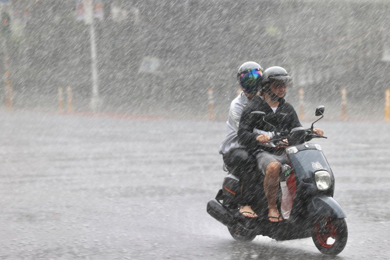 中央氣象局今17:10發布豪雨特報，包括桃園市、台南市、高雄市等6地區會有豪雨，台北市、新北市等14地區大雨特報，影響時間至今日晚上。聯合報資料照片