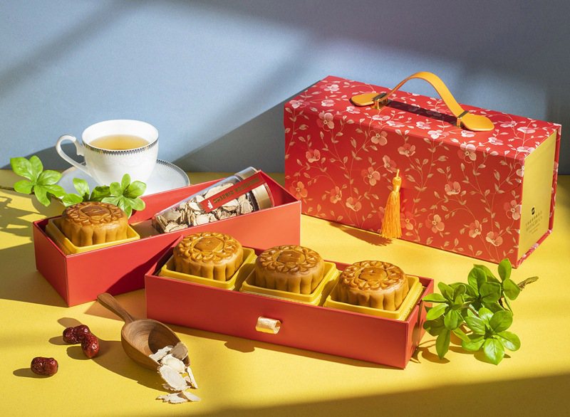 台南遠東香格里拉繼首波推出桃山月餅禮盒後，目前再推出兩款精緻禮盒搶市。照片／業者提供