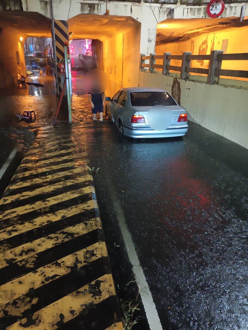 台南市東區林森路地下道晚間傳積水，傳有轎車拋錨，警方據報趕往拖吊。圖／讀者提供