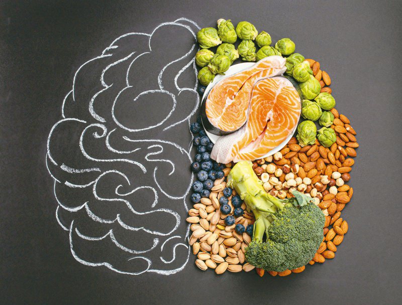 多食用藍莓、堅果、雞蛋等「護腦食物」，並採行「麥得飲食」，可以降低罹患失智症風險。圖／123RF