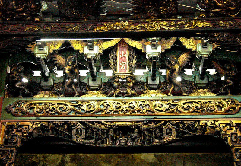 九份福山宮正殿木雕竟有西洋式的裸體天使，常讓信徒大吃一驚。圖／聯合報系資料照（2004/8/10 楊惠琪攝影）