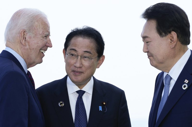 美日韓三國領導人，左起：美國總統拜登、日本首相岸田文雄及韓國總統尹錫悅。訂於八月十八日在美國馬里蘭州大衛營舉行峰會。 (美聯社資料照片)