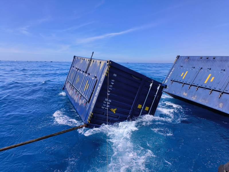台灣港務公司已緊急請港區工作船業者協助進行貨櫃拖帶進港上岸放置。圖／港務公司提供