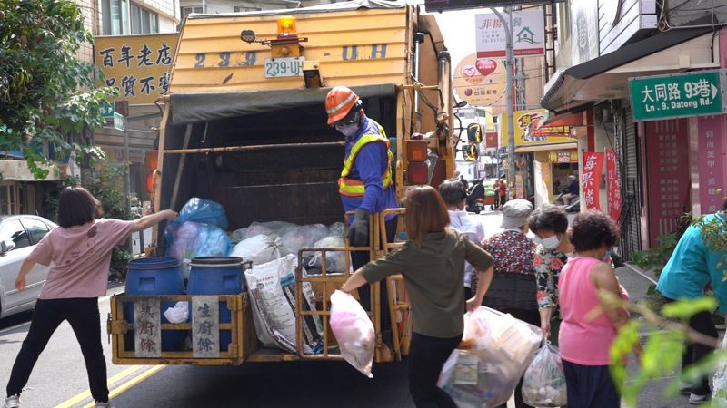 雲林縣斗六市清潔隊8月起改成星期一、二、四、六共4天清運垃圾，將成為雲林縣垃圾清運時間天數最少的鄉鎮市。圖／斗六市公所提供