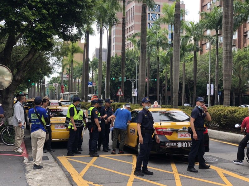 計程車駕駛於交通部外抗議，出動警方協調。記者周湘芸／攝影