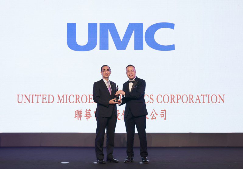 聯電獲2023年亞洲最佳企業雇主獎，由公共事務副總經理郭臨伍(左)代表領獎。圖/聯電提供