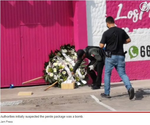 不明人士在花店門口擺放葬禮花圈，下方包裹還裝了切斷的生殖器。圖擷自紐約郵報