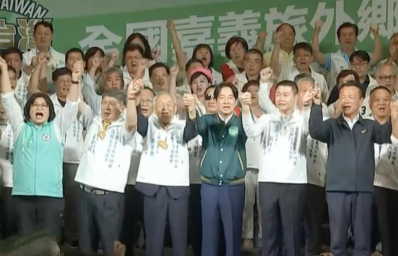 民進黨總統參選人賴清德表示，以前選舉不管認不認識，嘉義人都挺嘉義人，但這次不一樣，因為這場選舉關乎台灣前途，所以大家勇敢站出來支持賴清德。記者蔡晉宇／攝影