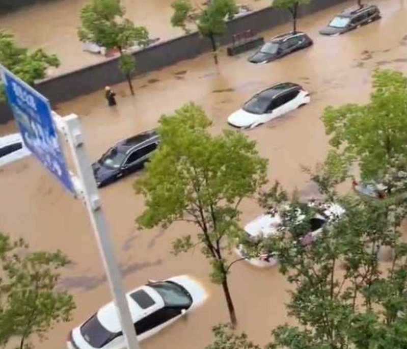 受大雨影響，常熟市21日部分路段積水一度超過輪胎高度。蘇州市廣播電視總台