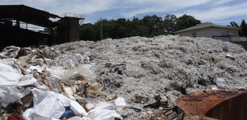苗栗縣頭屋鄉一家歇業紙廠涉嫌堆置逾2000噸廢棄物，檢警及環保單位依違反廢棄物清理法查處。圖／苗栗縣政府環保局提供