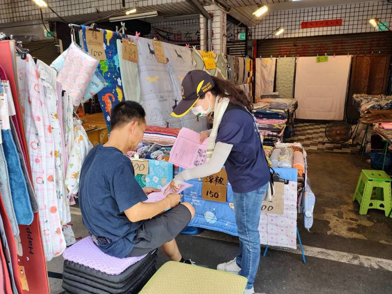 台南市衛生局加強對市場攤商的宣導，防止登革熱擴散。記者鄭惠仁／翻攝