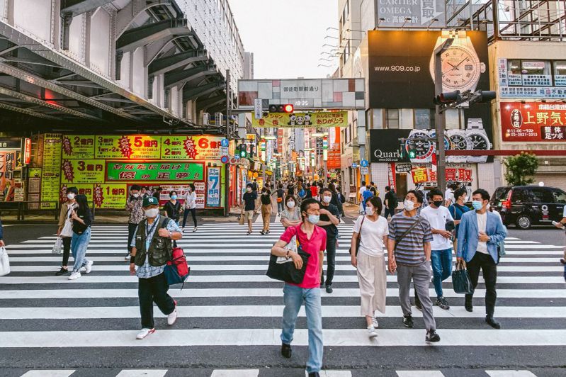 網友驚訝日本除了街道外，商店街遮雨棚、菜市場地板都很乾淨。 圖／canva