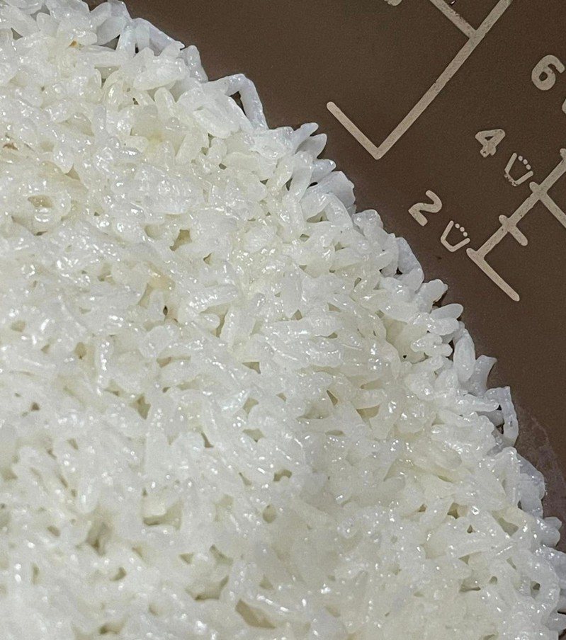 一名網友分享，只要將米飯加入氣泡水煮，就能夠變得香甜Q彈。圖擷自臉書社團「我愛全聯-好物老實説」