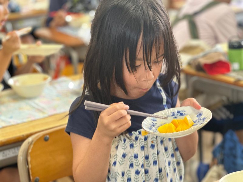 台南市政府送芒果給日本青森縣弘前市，32所小學一年級學生吃到美味的台南芒果。圖／台南市政府提供