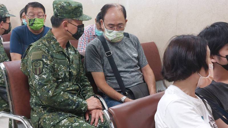 陸軍司令二級上將鍾樹明（左）全程陪同重傷中士洪敬倫的父親，在手術室外等候手術進度。記者林昭彰／攝影