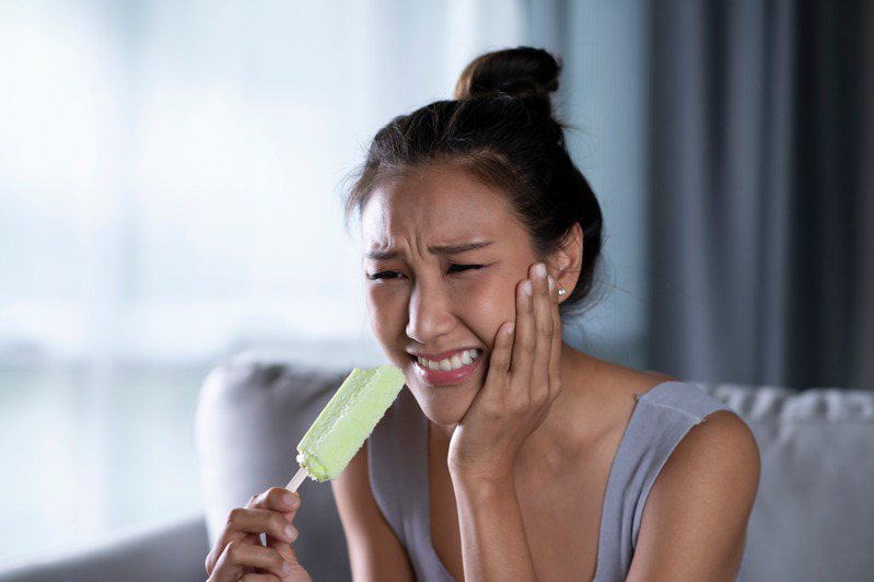 一吃冰就牙齒痠軟，當心是牙敏感所致。圖／123RF