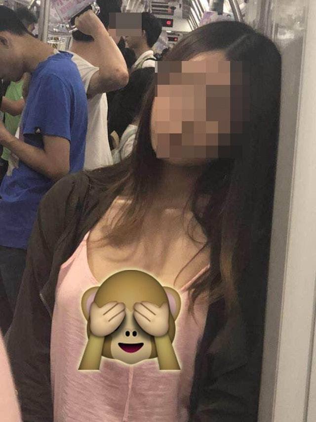 影片見到捷運車廂裏有1名穿著低胸性感裝束女子，由於她未有穿戴胸圍內衣，裏面「真空」疑似走光。（網上圖片）