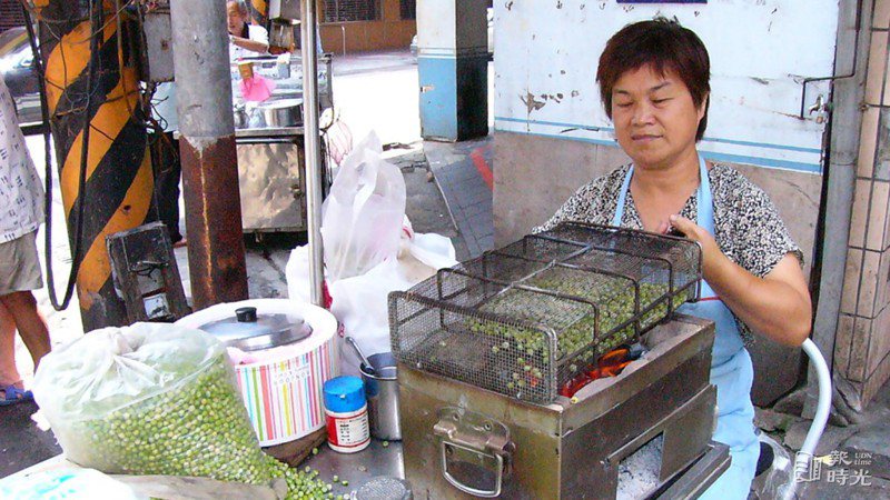 基隆廟口夜市唯一的「放屁豆」攤車，是許多台北人難以忘懷的小吃 。曾素英賣放屁豆已經37年，至今仍得躲警察。圖／聯合報系資料照 (2004/06/15 徐柏棻 攝影)