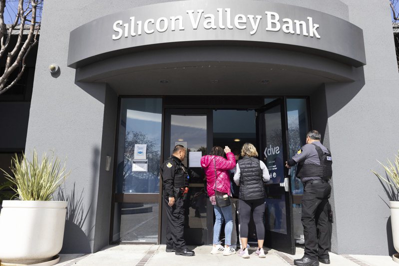 矽谷銀行（SVB）投資產生大虧損，前執行長貝克指稱，美聯儲與社媒是導致SVB銀行倒閉的原因。（美聯社）