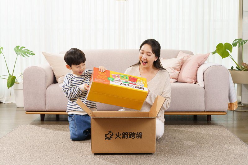 亞洲電子商務零售業者Coupang酷澎即日起在台灣正式推出超商取貨服務，首次聯手7-ELEVEN取貨並推出優惠。圖／Coupang酷澎提供