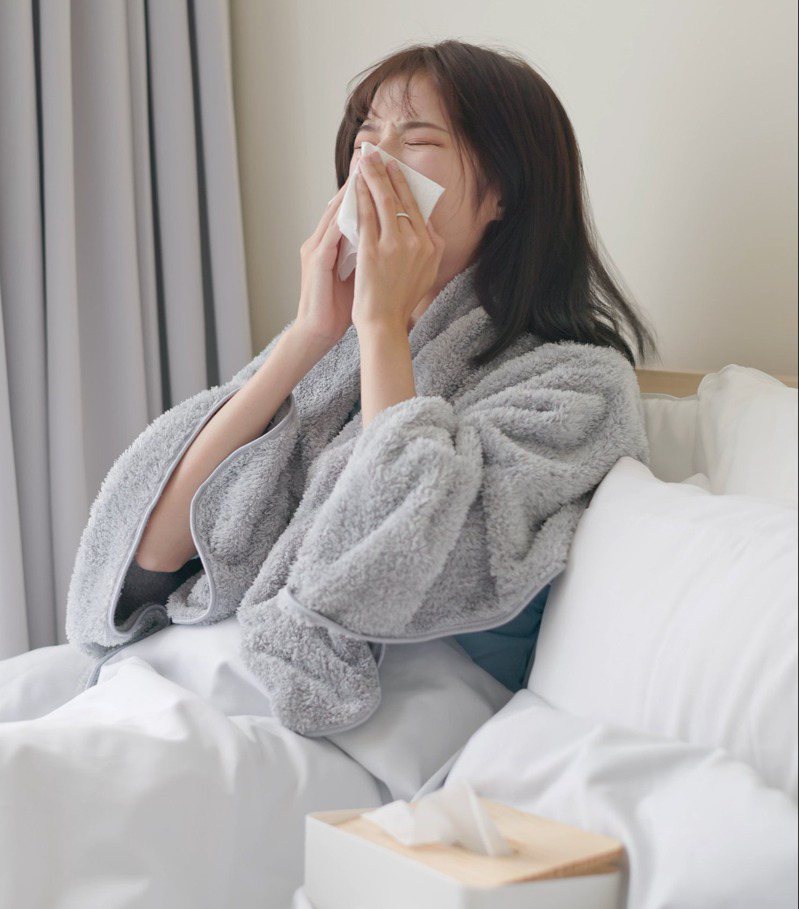 吹冷氣睡覺愈睡愈累，研判應是臥室溫差變化，鼻過敏發作，一覺睡醒後，即感覺頭昏腦脹、沒有睡飽。圖／123RF