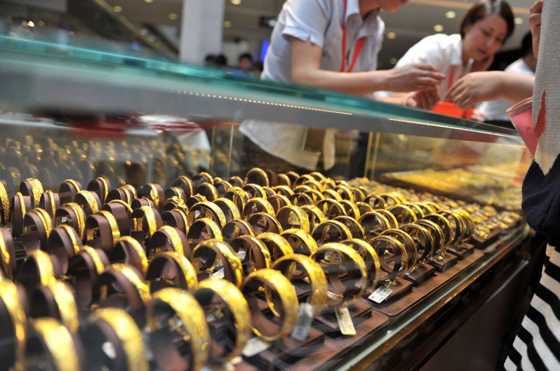 中國黃金協會發布的統計數據顯示，今年上半年大陸黃金生產和消費均呈現穩步增長。圖為福州民眾正在挑選黃金飾品。（中新社）