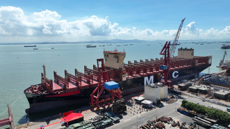 大陸華南地區建造的最大集裝箱船命名交付。該船最多可運載16616個標準集裝箱。（中新社）