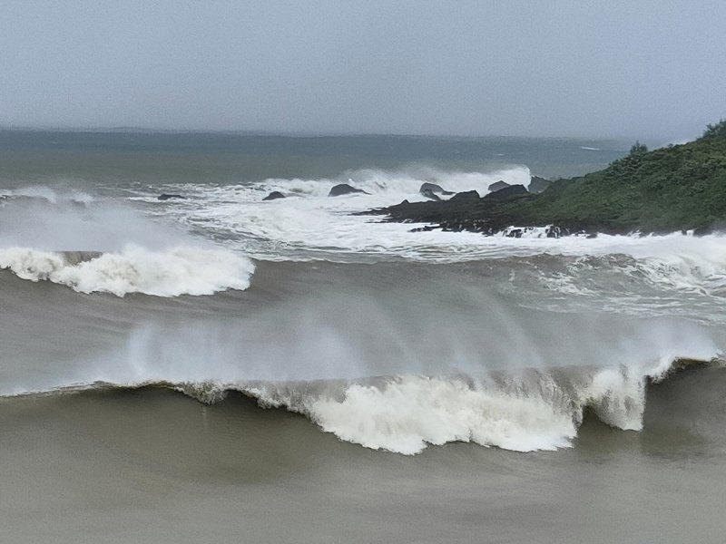 杜蘇芮暴風圈將在今天午後觸及恆春半島陸域，外圍環琉上午在墾丁海岸帶來逾3公尺高的大浪，氣勢懾人。記者潘欣中／攝影