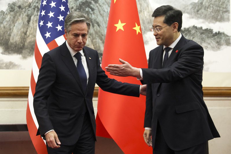 美國國務卿布林肯和時任中國大陸外長的秦剛（右），6月18日在北京釣魚台國賓館。美聯社