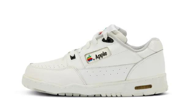 蘇富比拍賣行官網近日出現一雙罕見的蘋果公司運動男鞋，拍價達5萬美元。截自蘇富比官網