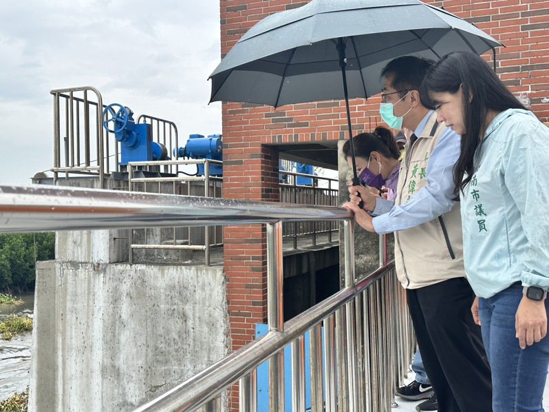台南市長黃偉哲今早前往南區灣裡抽水站巡視，確認抽水機組運作妥善。記者李文德／攝影
